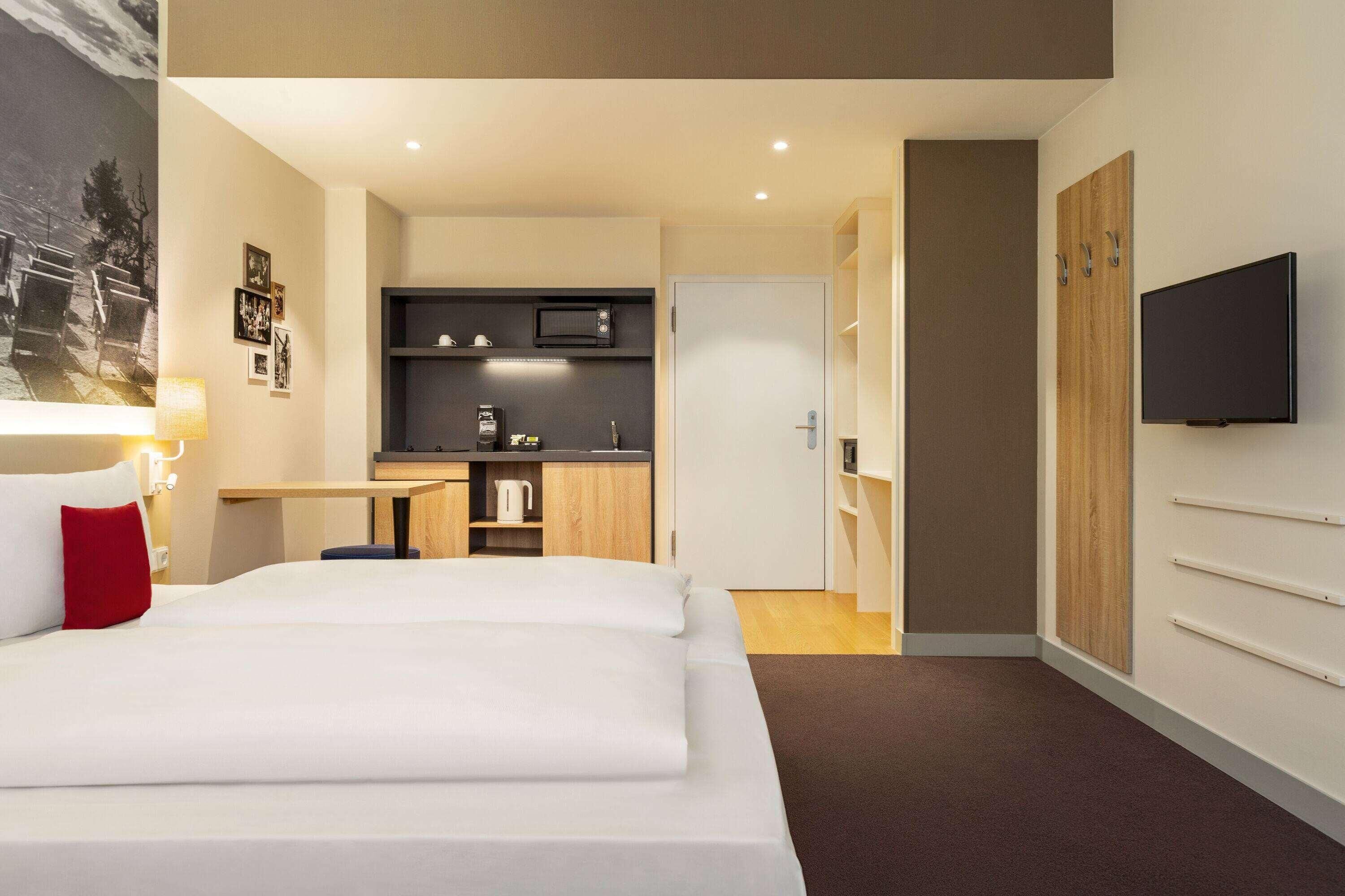 Premium bedding, in-room safe, blackout drapes, soundproofing