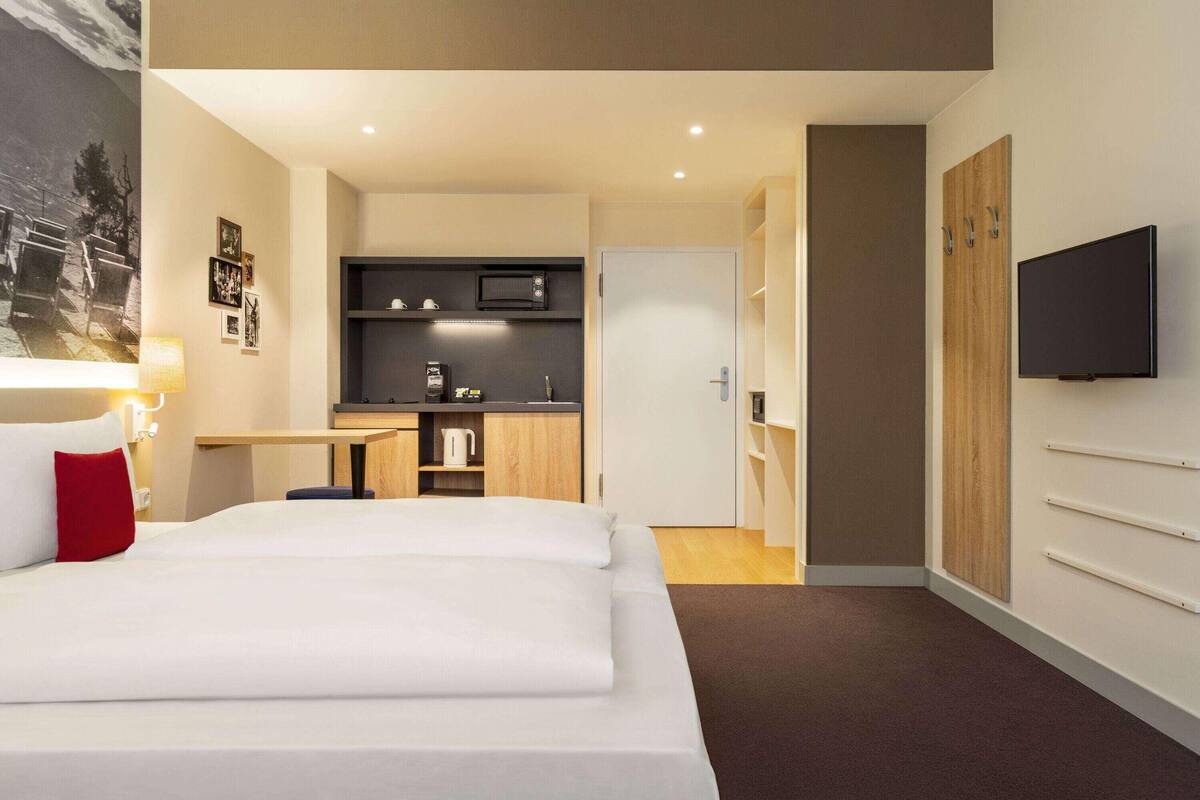 Premium bedding, in-room safe, blackout drapes, soundproofing