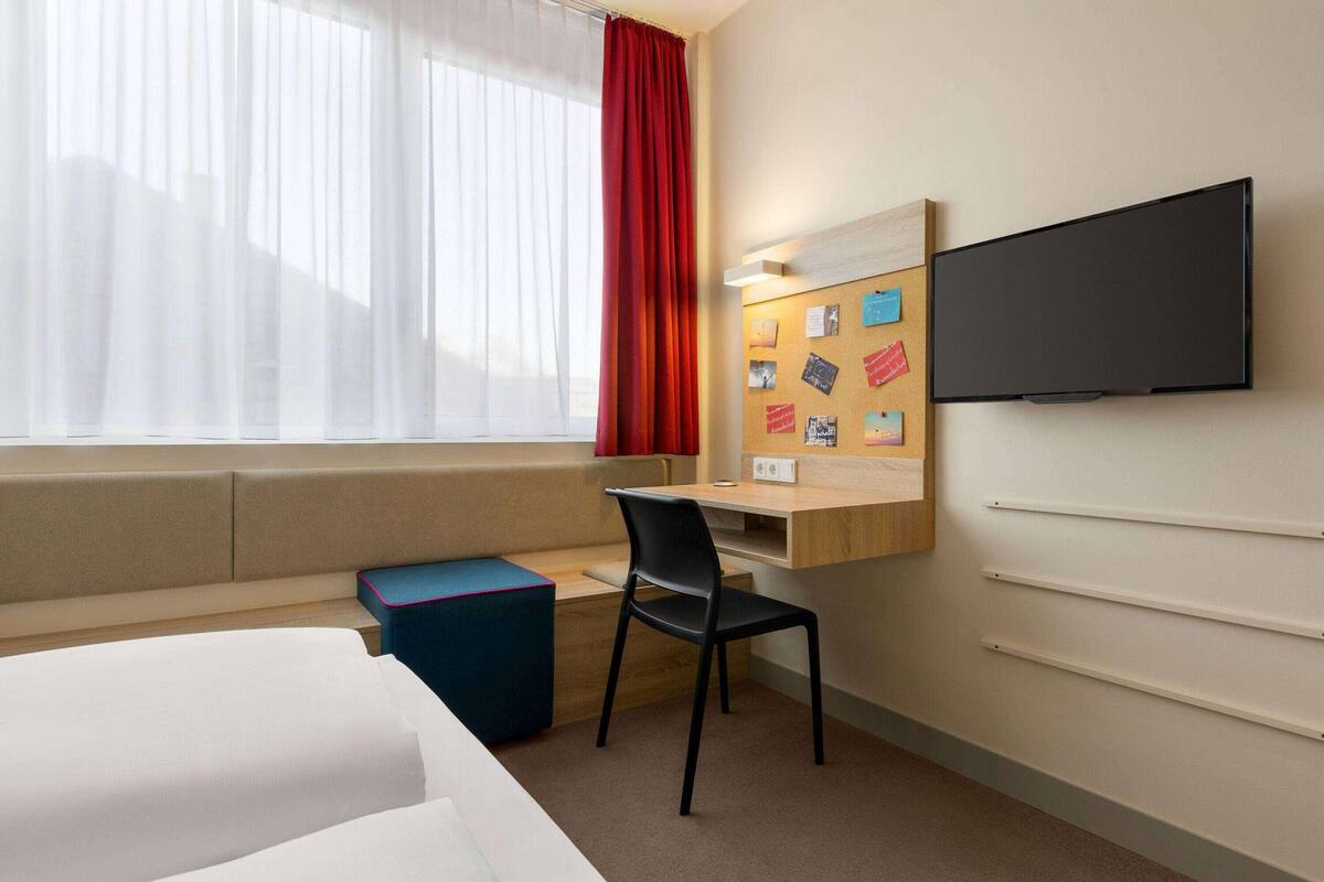 Premium bedding, in-room safe, blackout drapes, soundproofing
