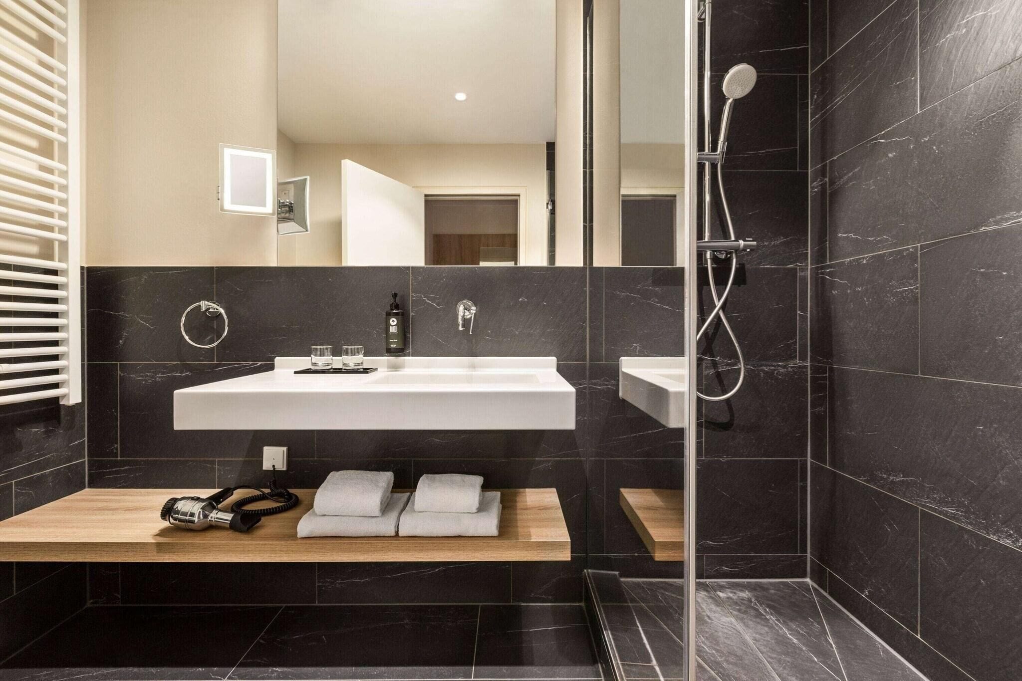 Shower, hair dryer, towels