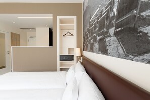 Comfort Room | Premium bedding, in-room safe, individually decorated, desk - Vienna House Easy By Wyndham Munchen (Munich)