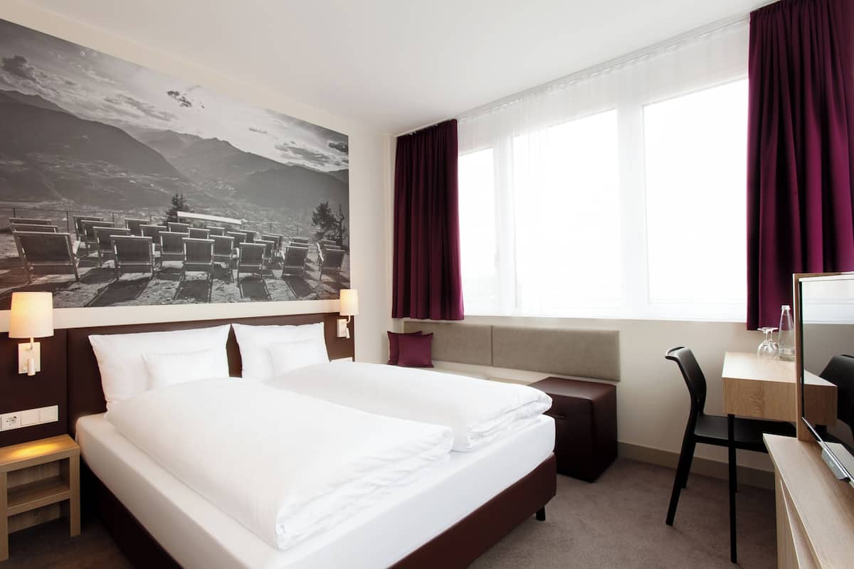 Premium bedding, in-room safe, blackout drapes, soundproofing