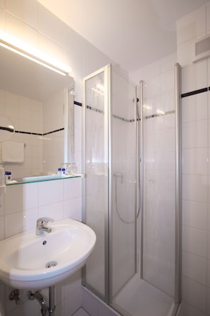 Double Room | Bathroom | Shower, free toiletries, hair dryer, towels - Falk (Frankfurt)