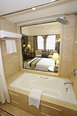 Executive Room, 1 Queen Bed | Soundproofing