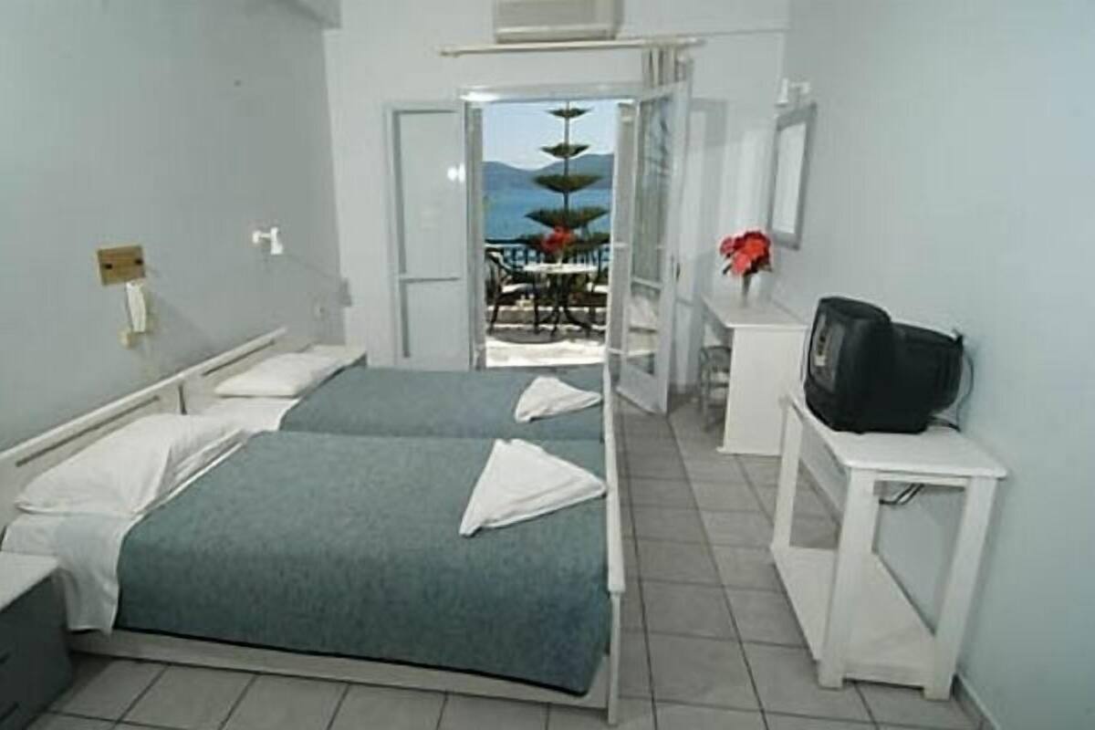 Double Room, Sea View | Minibar, in-room safe, free WiFi