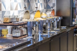 S'hi serveixen esmorzars, dinars i plats de cuina regional