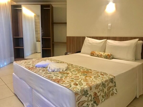Brankas, meja kerja, tirai kedap cahaya, dan tempat tidur bayi gratis