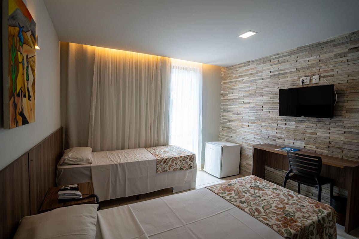 Caja fuerte, escritorio, cortinas opacas y cunas gratuitas