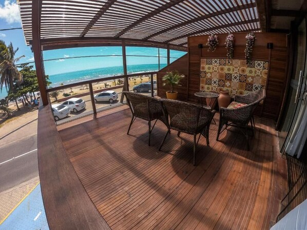 Studiosvit Comfort | Värdeförvaringsskåp på rummet, skrivbord och mörkläggningsgardiner