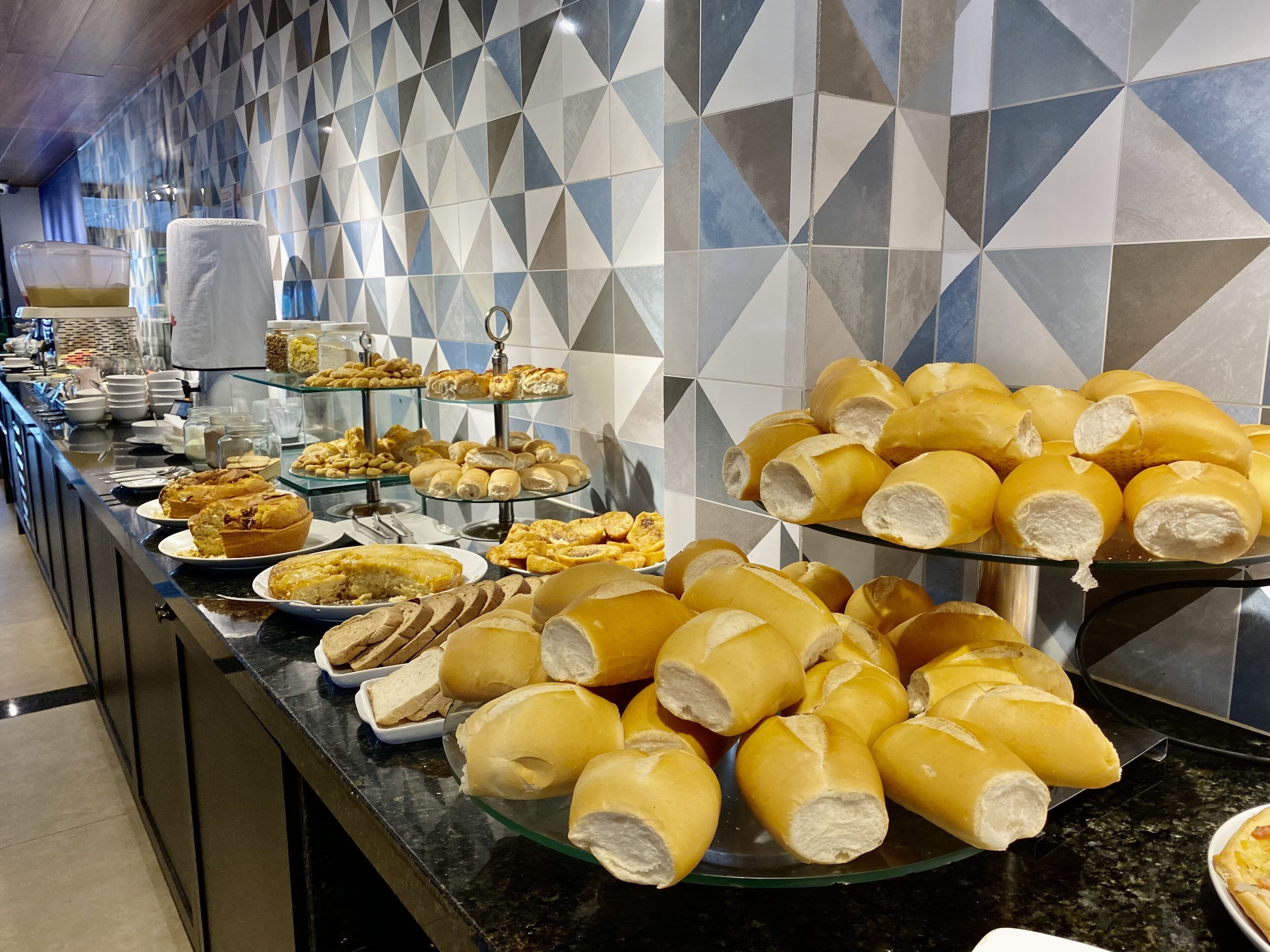 Café da manhã completo todos os dias mediante uma taxa