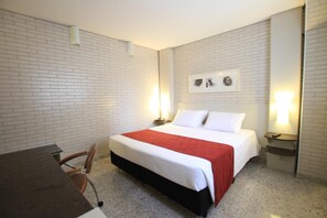 Minibar, in-room safe, desk, blackout curtains - Hotel Confiance Batel (Curitiba)