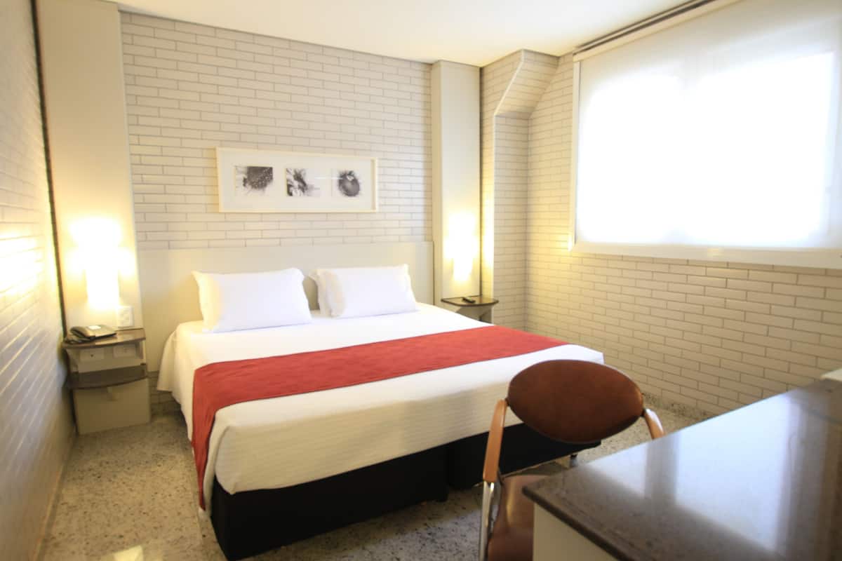 Minibar, coffres-forts dans les chambres, bureau, rideaux occultants