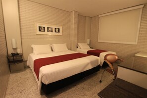 Standard Triple Room | Minibar, in-room safe, desk, blackout drapes - Hotel Confiance Batel (Curitiba)