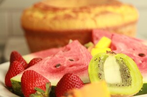 Un plato con sandía en rodajas, fresas y kiwi.