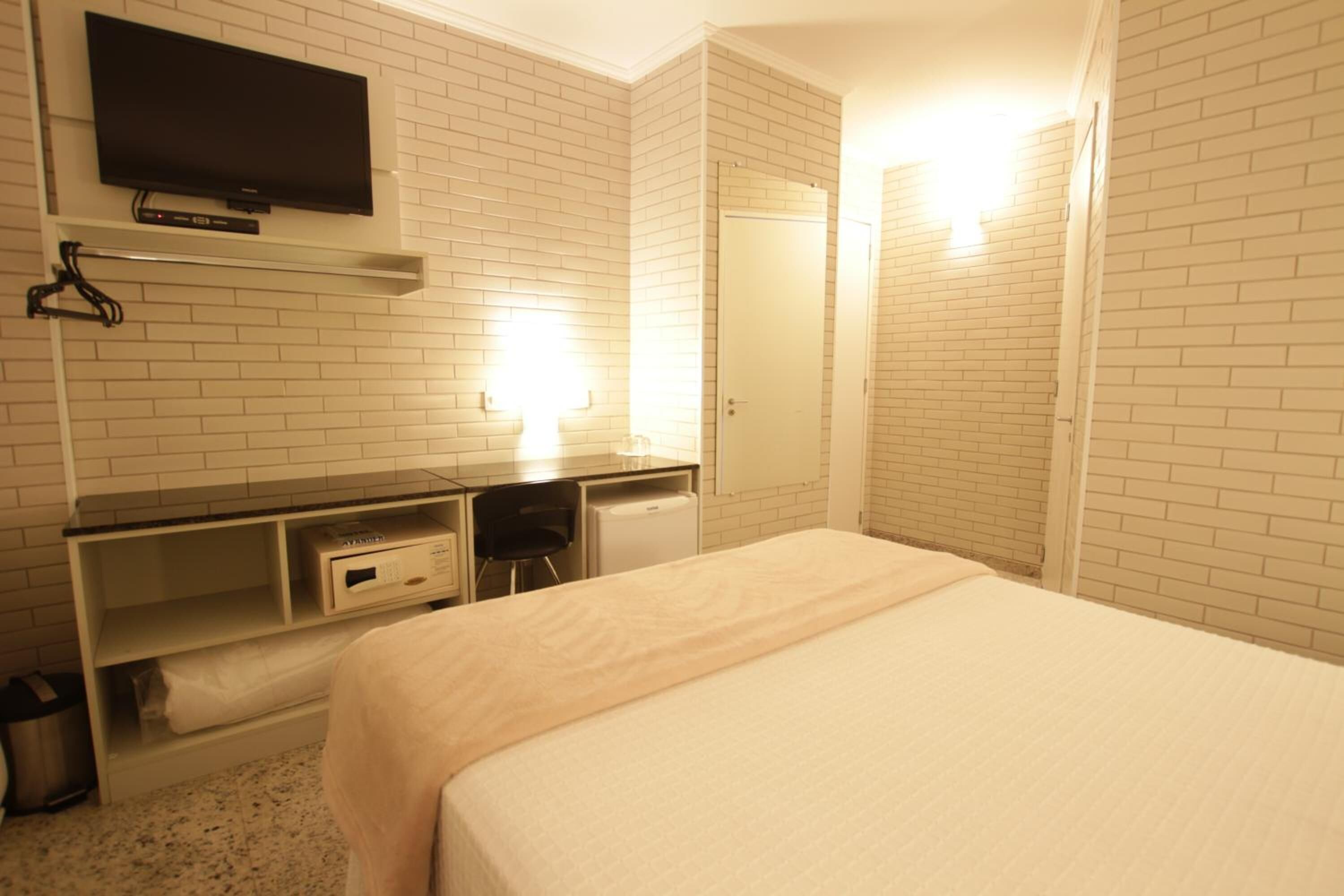 double room | 1 bedroom, minibar, in-room safe, desk