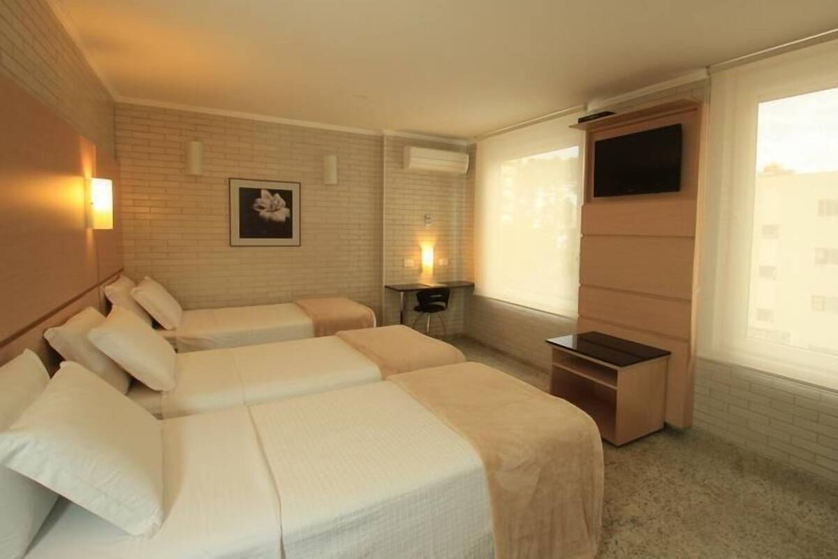 Minibar, caja fuerte, escritorio y cortinas opacas