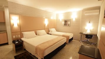 Minibar, caja fuerte, escritorio y cortinas opacas