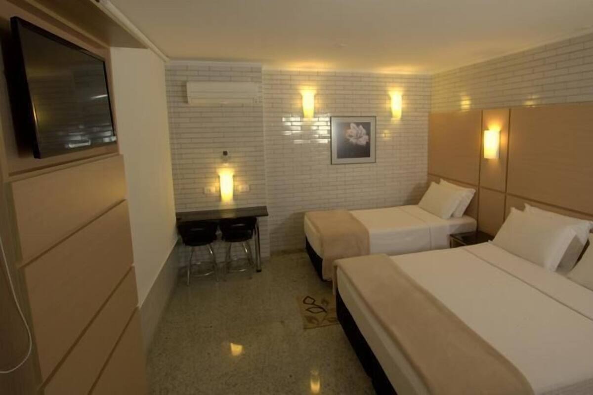 Minibar, caja fuerte, escritorio y cortinas opacas