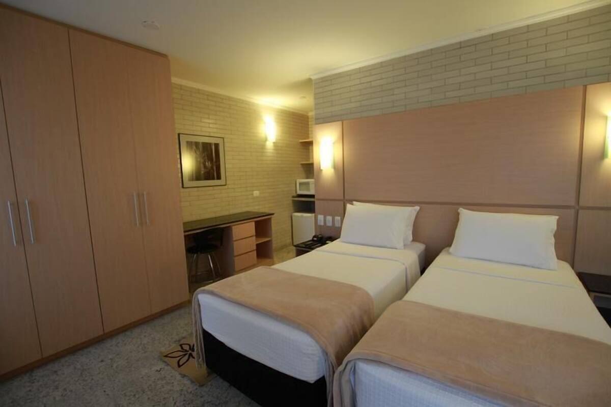 Minibar, caja fuerte, escritorio y cortinas opacas