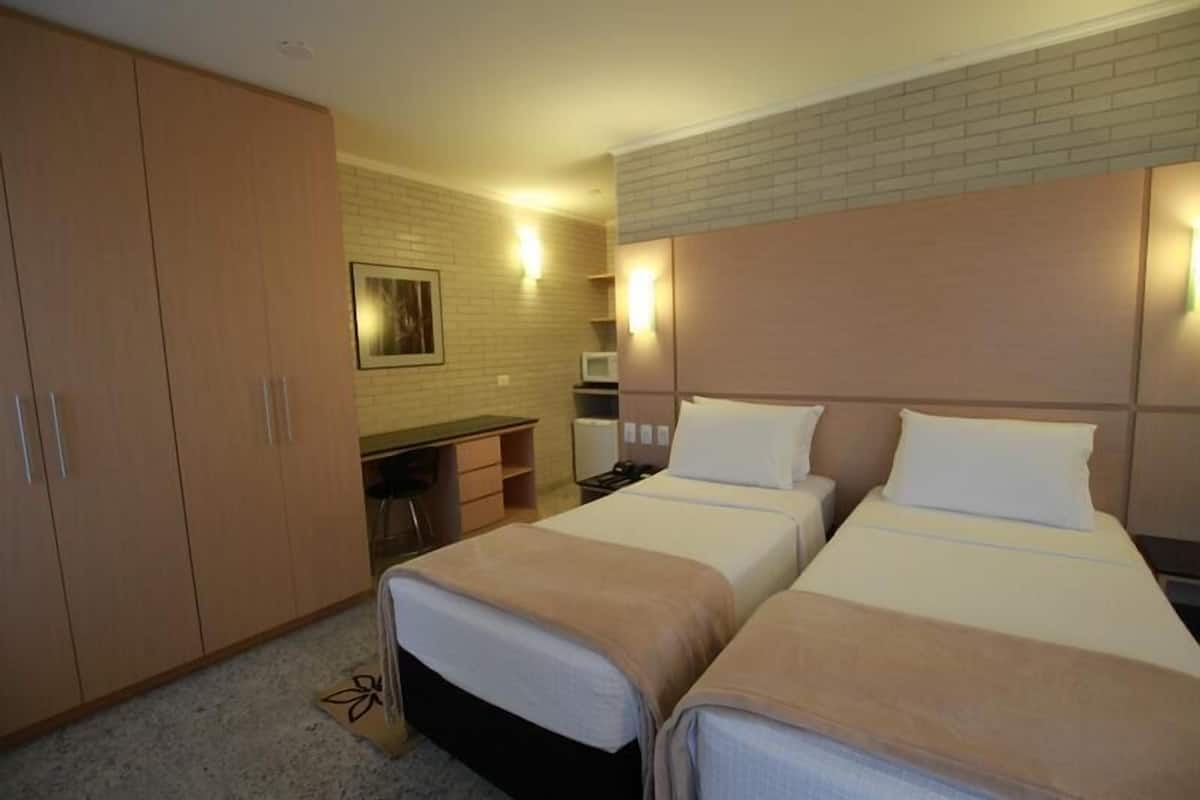Minibar, una cassaforte in camera, una scrivania, tende oscuranti