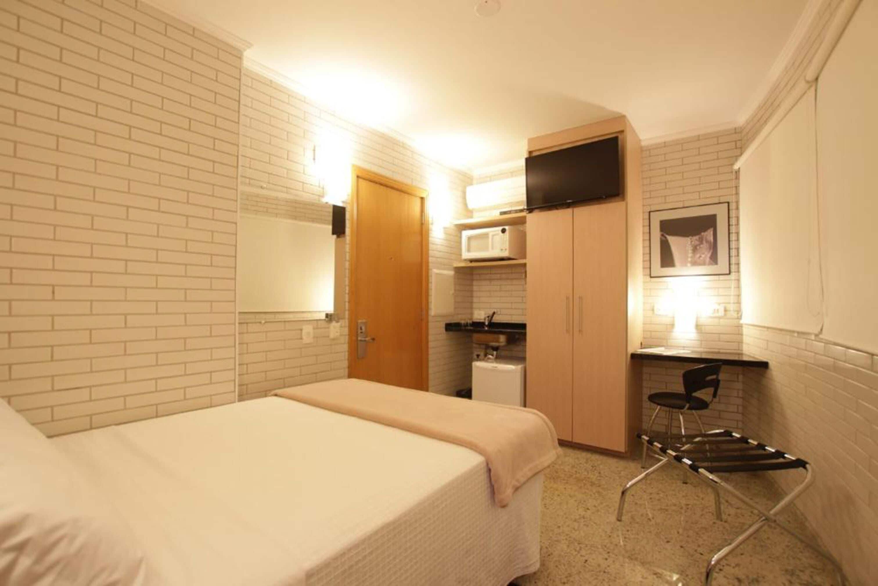 deluxe single room | 1 bedroom, minibar, in-room safe, desk
