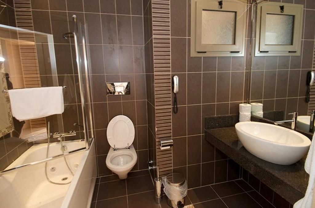 minibar, in-room safe, individually decorated, desk