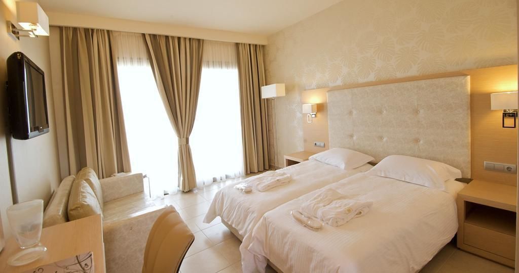 minibar, in-room safe, individually decorated, desk