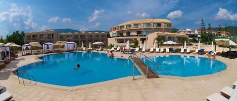 Seasonal outdoor pool, open 8:00 AM to 7:00 PM, free pool cabanas