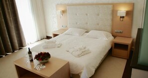 Minibar, in-room safe, individually decorated, desk - Ionian Emerald Resort (Kefalonia)