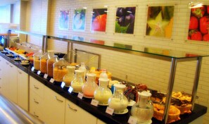 Déjeuner, dîner et souper servis sur place