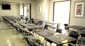 Petit déjeuner, déjeuner et dîner servis sur place