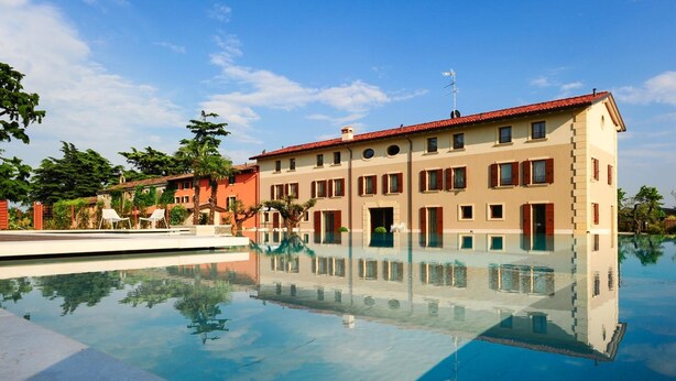 A large building with a swimming pool in front. - Belvivere Suites (Sona)