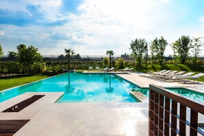 Piscine extérieure (ouverte en saison), parasols de plage
