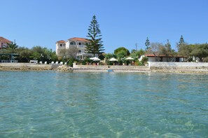 On the beach, sun loungers, beach umbrellas - Stefania Apartments (Zakynthos)