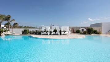 Außenpool, geöffnet von 09:30 Uhr bis 19:30 Uhr, Liegestühle