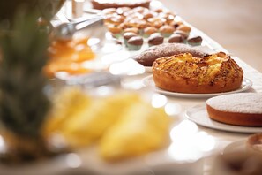 A variety of baked goods on display, including pastries and muffins. - Borgo Mulino a Vento - Resort  (Uggiano la Chiesa)