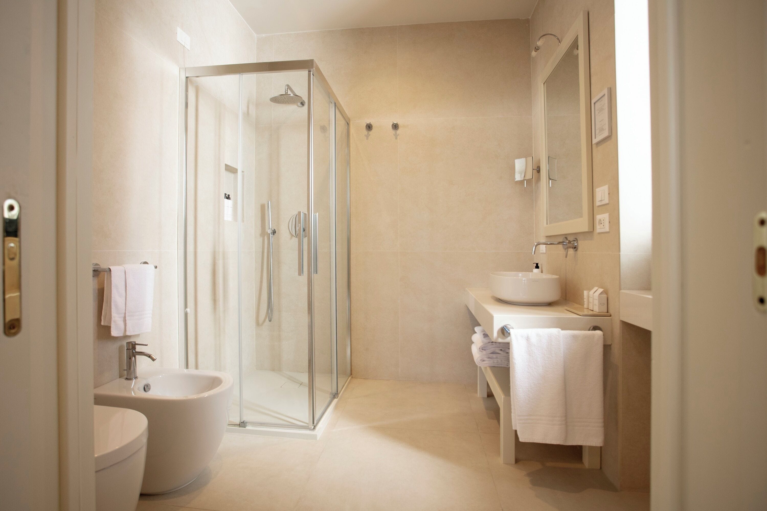 deluxe double or twin room | bathroom | shower, free toiletries, hair dryer, bidet