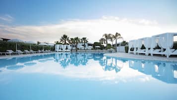 Piscina all'aperto, con ingresso dalle 09:30 alle 19:30, lettini