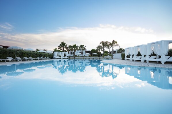 Ulkouima-allas avoinna 9.30–19.30, aurinkotuoleja