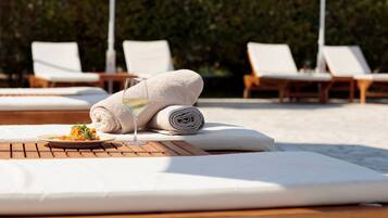 Piscina all'aperto, con ingresso dalle 09:30 alle 19:30, lettini
