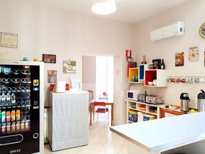 Fridge, microwave, stovetop, dishwasher - Hostel Mancini Naples (Naples)