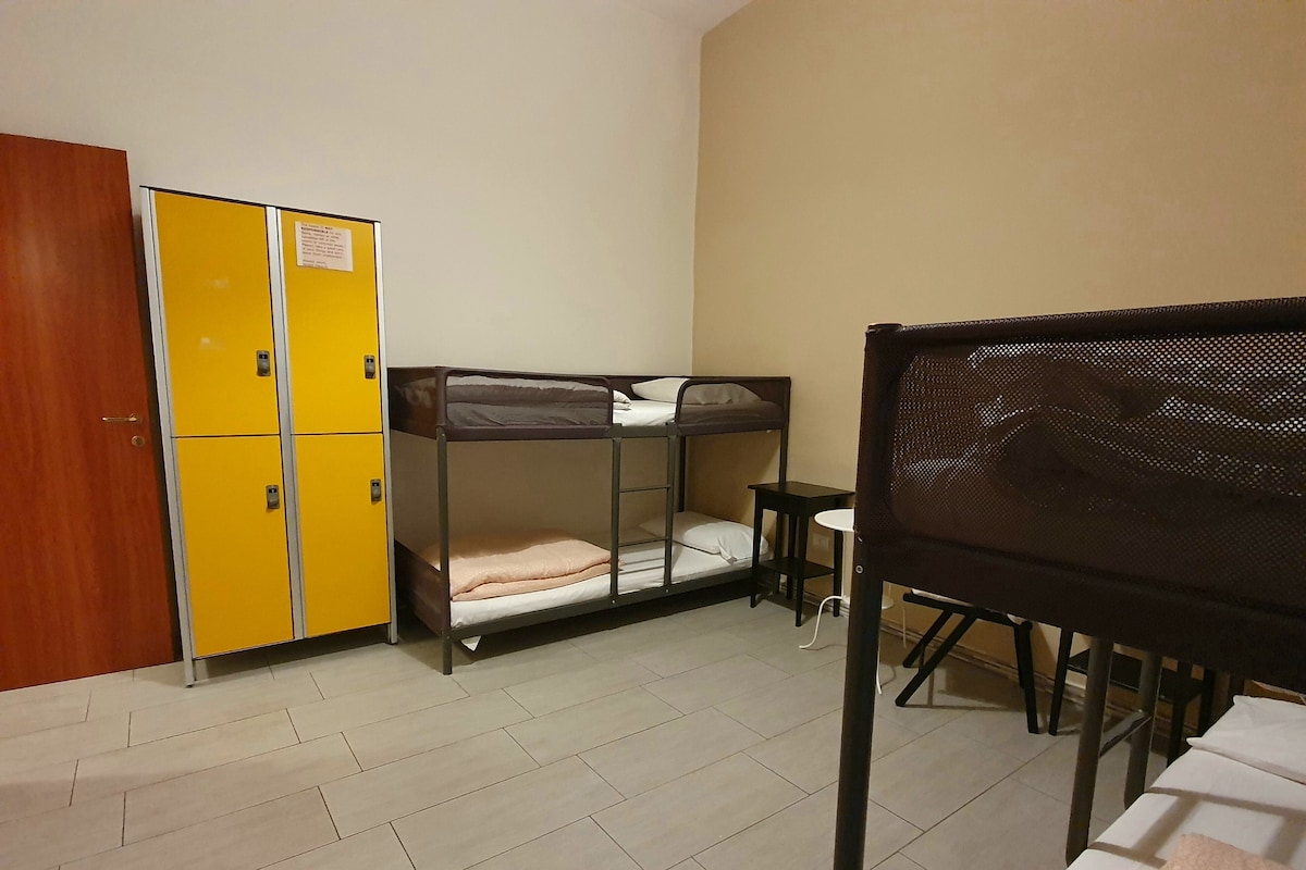 Un dormitorio con literas, un escritorio y un armario.