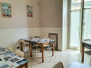 Free daily local cuisine breakfast - Hostel Mancini Naples (Naples)