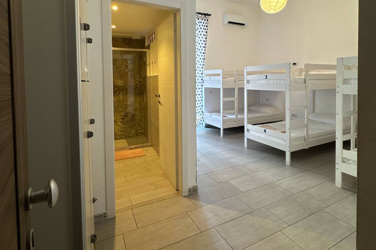 Sovsal - sovsal (män och kvinnor) - privat badrum (6 people) | Värdeförvaringsskåp på rummet, skrivbord och mörkläggningsgardiner