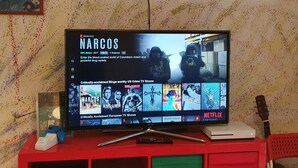 Un téléviseur diffusant la série « Narcos » de Netflix, avec un choix d’autres émissions disponibles dans le menu.
