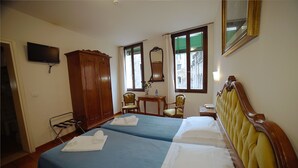 Unclassified image, 3 of 49, button - Canada Hotel (Venice)