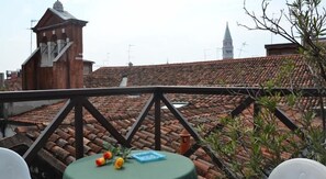 Habitación con 1 cama doble o 2 individuales, baño privado | Balcón