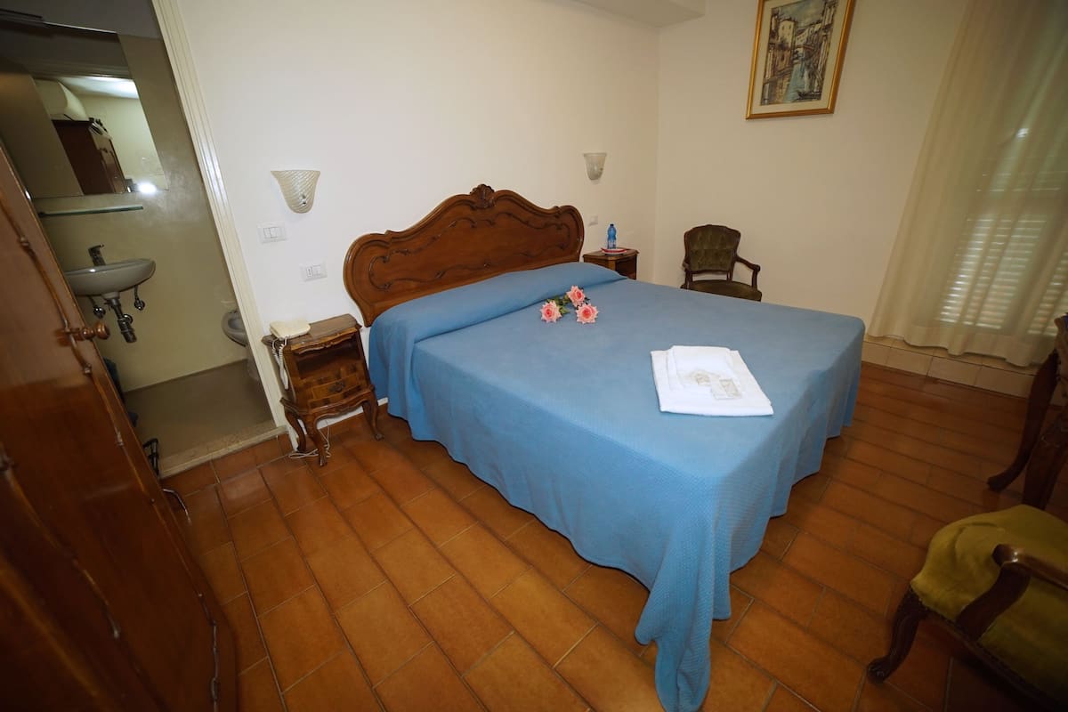 Kamer, 1 twee- of 2 eenpersoonsbedden, privébadkamer | Een kluis op de kamer, individueel gemeubileerd