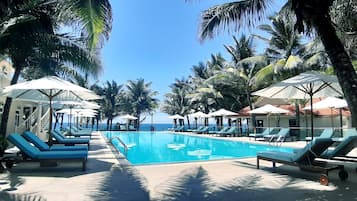 Hồ bơi ngoài trời, dù/ô trên bãi biển/hồ bơi, ghế dài tắm nắng