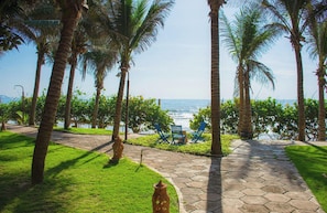 Villa, Strandnähe | Strand | Am Strand, Liegestühle, Sonnenschirme